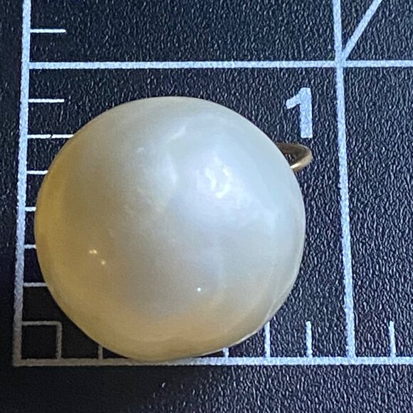 Signed Richelieu Vintage Pearlized Dome Clip On Earrings Gold Tone Mid Century - Picture 5 of 10